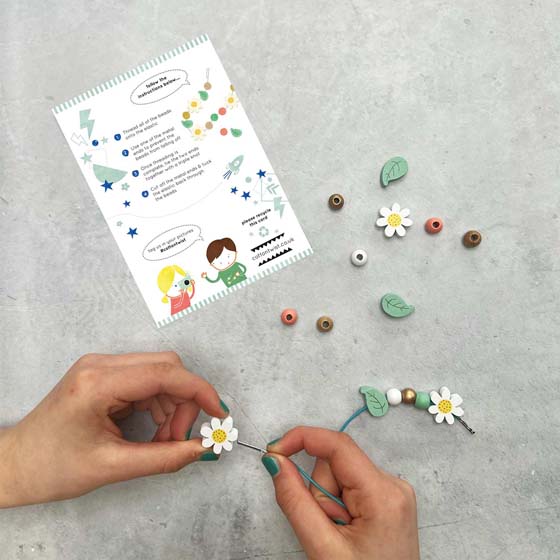 Daisy chain bracelet kit product photo side L